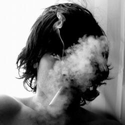 黑白吸烟男生头像图片_WWW.WHOISQQ.COM