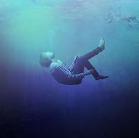 男生低头站在水里头像图片_WWW.WHOISQQ.COM