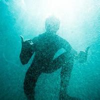男生低头站在水里头像图片_WWW.WHOISQQ.COM