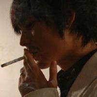 qq头像图片坐着抽烟男生_WWW.WHOISQQ.COM
