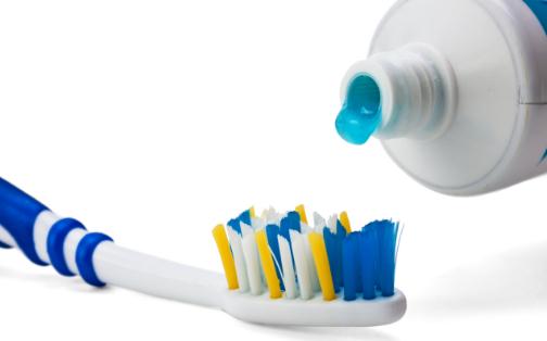 废旧牙刷别扔掉 教你牙刷的另类用法_WWW.WHOISQQ.COM